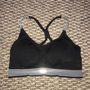 Vitoria secret sports bra size medium